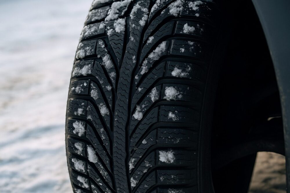 雪のついたタイヤ